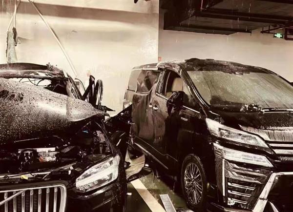 南京一沃尔沃XC90 T8混动车疑似发生爆炸