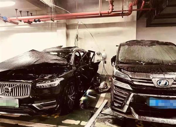 南京一沃尔沃XC90 T8混动车疑似发生爆炸